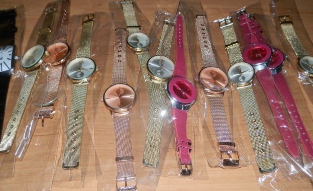 Фалшиви часовници и лекарства без документи за произход задържаха на Капитан Андреево