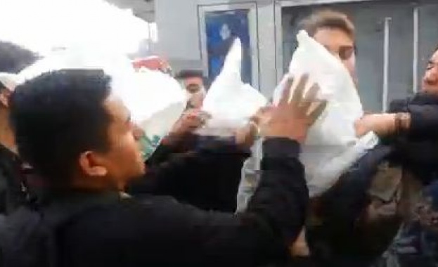 Активисти нападнаха американски войник в Турция /видео/