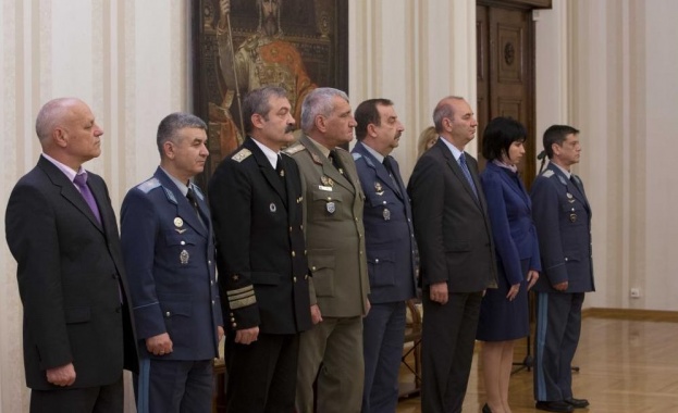 Президентът Плевнелиев връчи пагони на удостоени с висше военно звание офицери