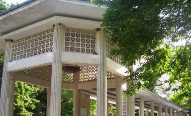 Провокация в Хисаря: чешма осъмна с надпис „Ще ви колим, гяури!"