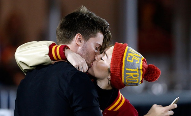 Майли Сайръс се загаджи със сина на Шварценегер 