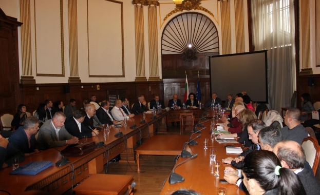 Танева: Ще решаваме проблемите заедно с браншовите организации