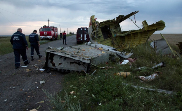 Данни на авиодиспечер потвърждават: до Boeing 777 е летял военен самолет