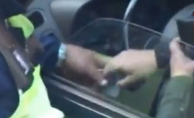 Камера запечата как полицай прибира подкуп /видео/