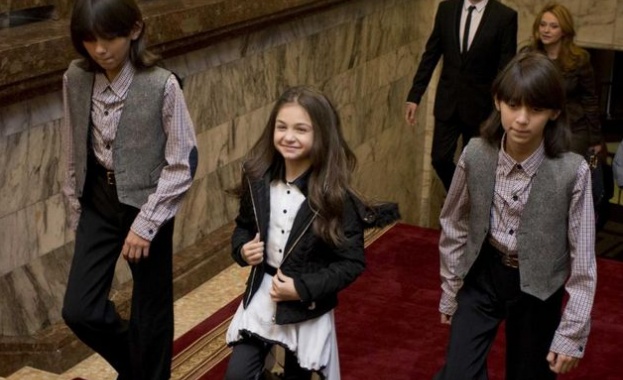 Крисия, Хасан и Ибрахим с почетния знак на президента 