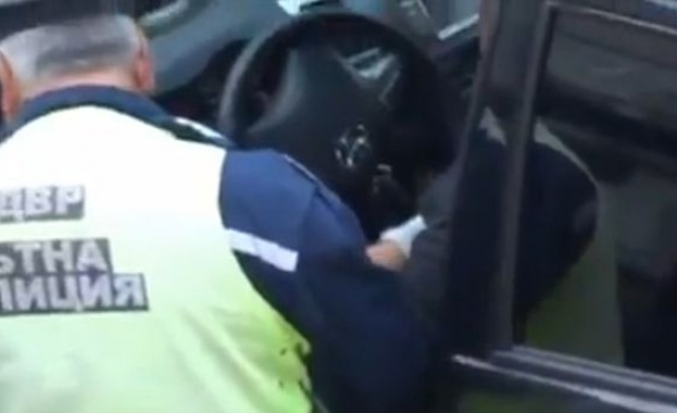 Полицаят, взел подкуп, бил рецидивист 