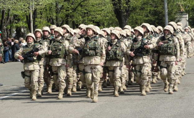 Сухопътните войски празнуват 129 г.