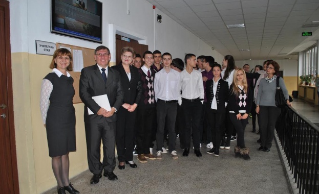 ЧЕЗ предоставя стипендии на талантливи ученици 