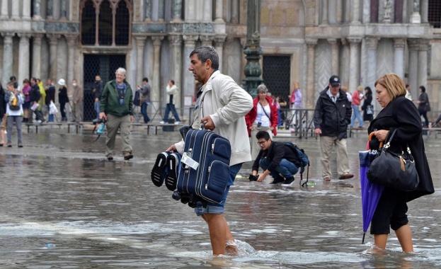 Венеция глобява туристи с €500 за "шумни куфари"