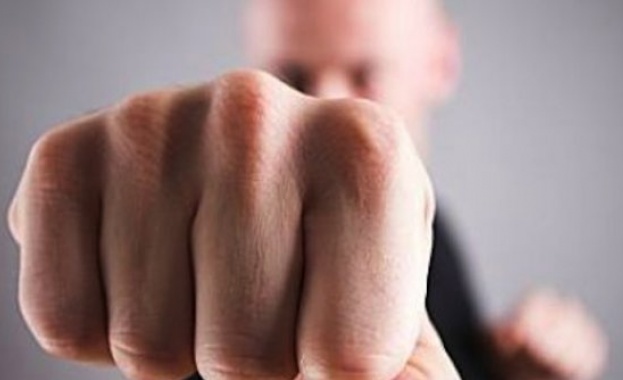 Баща насилник нападна и директор на социална служба 