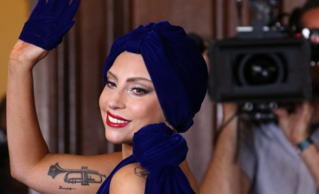 Лейди Гага показа нов татус 