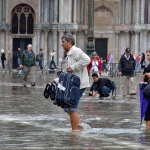 Венеция глобява туристи с €500 за "шумни куфари"