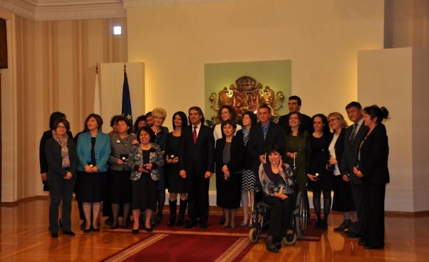 Президентът връчи Почетен знак за изключителен принос и заслуги за защита правата на децата