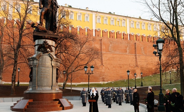 Путин и патриарх Кирил откриха паметник на император Александър I в Кремъл