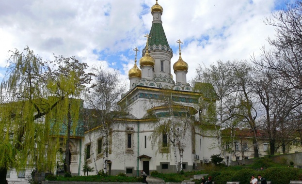 Дядо Серафим чака писмата на вярващите