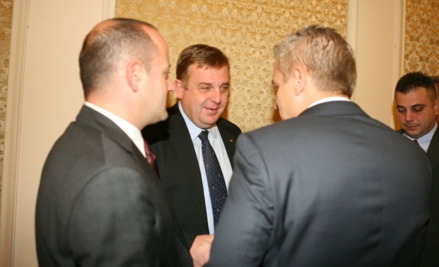 Орхан Исмаилов остава зам.-министър на отбраната
