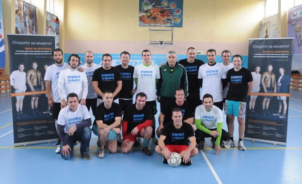 Футболният отбор на спортните журналисти подкрепи кампанията срещу рака на простатата „Открито за мъжете”