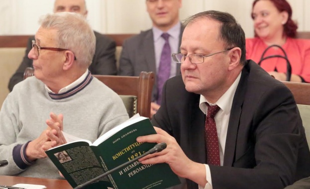 Миков: Един от големите ни дефицити е липсата на пряко прилагане на Конституцията