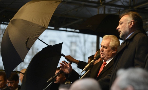 Прага забрани на президента да говори в ефир