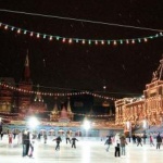 Ледена пързалка и базар създават празнично настроение в Москва
