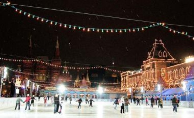 Ледена пързалка и базар създават празнично настроение в Москва