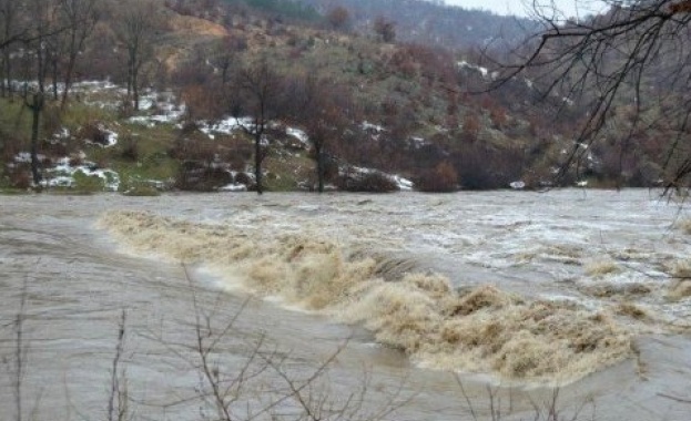 Приключва евакуацията на хората в село Нова махала