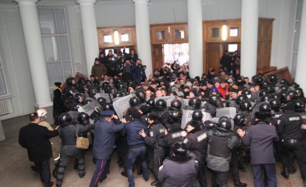 Активисти в Западна Украйна: Това не е нашият президент!