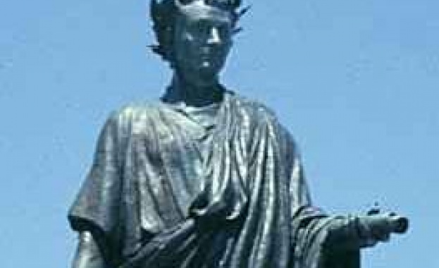 Колкото и да се гордееш с богатството си, то няма да промени твоето достойнство