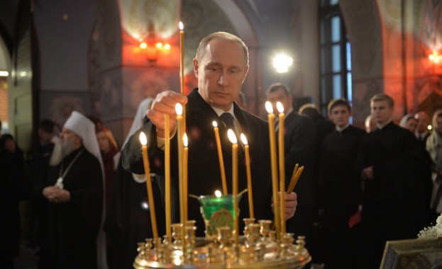 Путин се помоли в реставрирания храм край Петербург