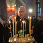 Путин се помоли в реставрирания храм край Петербург
