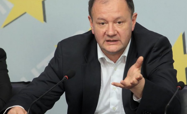 Миков с въпроси към премиера във "Фейсбук"