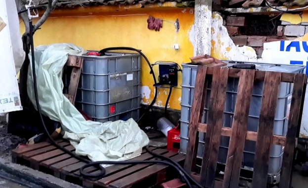 Две нелегални бензиностанции с 4 т дизелово гориво разкриха на Митница Русе