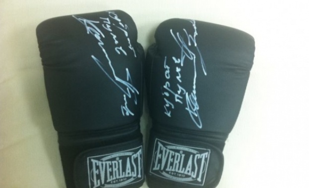 Продават на търг тренировъчните ръкавици на Кобрата 