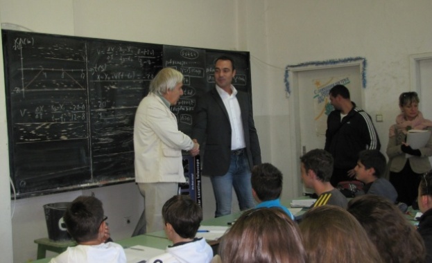 Теодосий Теодосиев: Превръщам физиката в изящна словесност