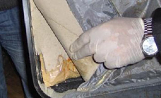 Близо 2,5 кг хероин в двойно дъно на куфар задържаха митничари