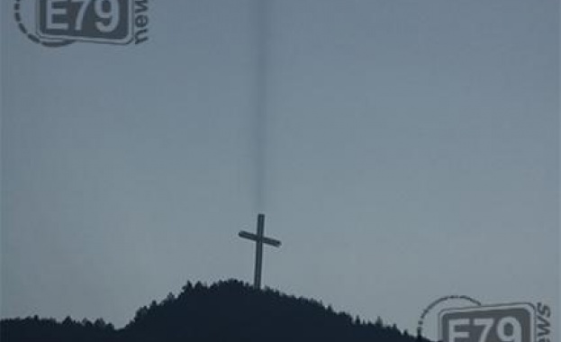 Лъч свърза кръста над Благоевград с небето