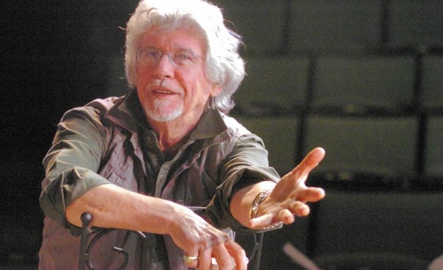 Никога не си напълно облечен без усмивка