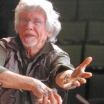 Никога не си напълно облечен без усмивка