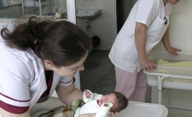 Над 2 200 подписа да не се отделят бебетата от майките им в болниците