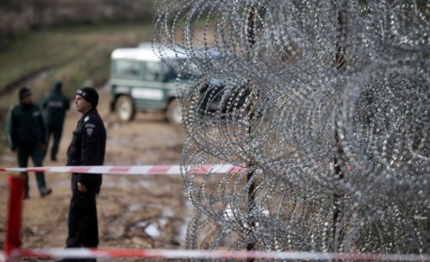 Афганистанец е бил застрелян при Средец, където трима полицаи се изправиха срещу 54 мигранти