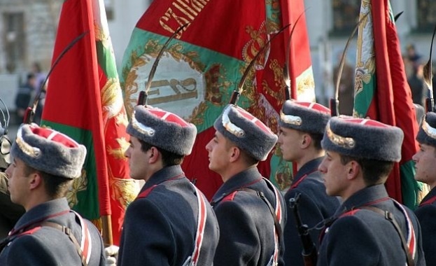 Освещават бойните знамена на Българската армия 