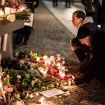 Френското посолство в Москва осъмна сред свещи и цветя