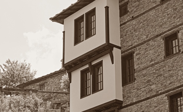 Бетон залива Ковачевица, рушат се уникални къщи 