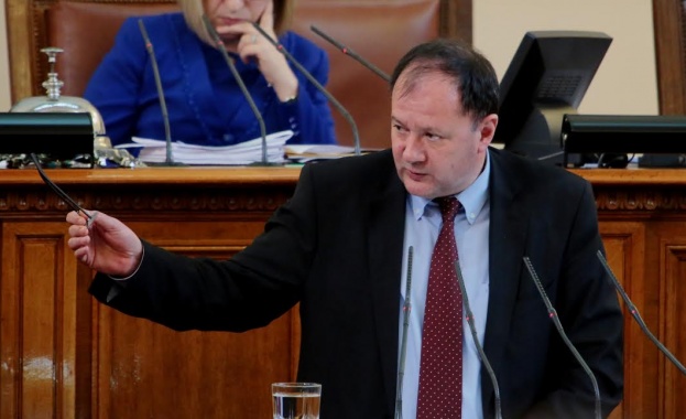 Миков задава въпроси за финансирането на Ислямска държава
