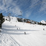 Атрактивно спускане и празнична програма бележат началото на зимния сезон в Банско днес