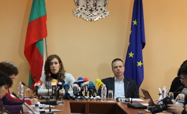 Министър Ангелкова: 61% от българите са готови да пътуват и почиват в страната, но нямат достатъчно информация