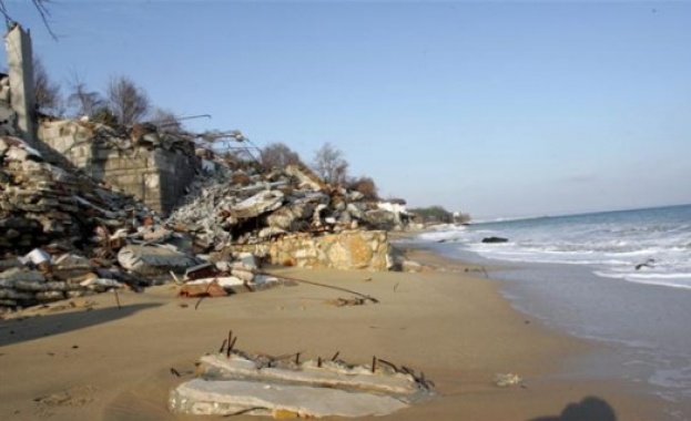 Фекални води се вливат във водите на Черно море на плаж Кабакум