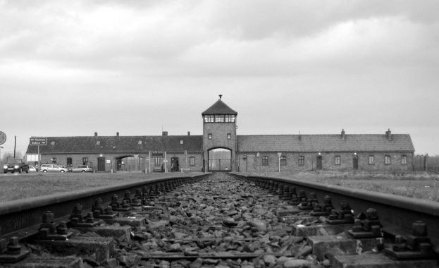 Светът отбелязва 70 години от освобождаването на Аушвиц