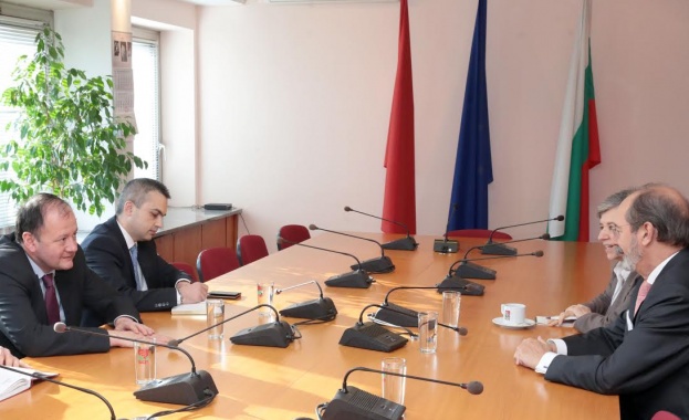 Миков започна поредица от срещи с посланици