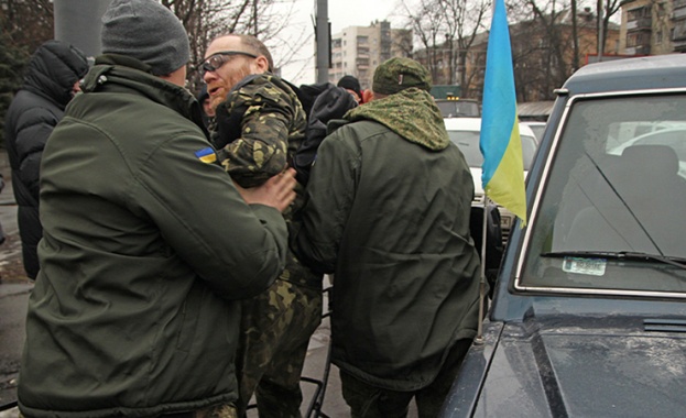“Айдар” щурмува Министерството на отбраната на Украйна (ВИДЕО)